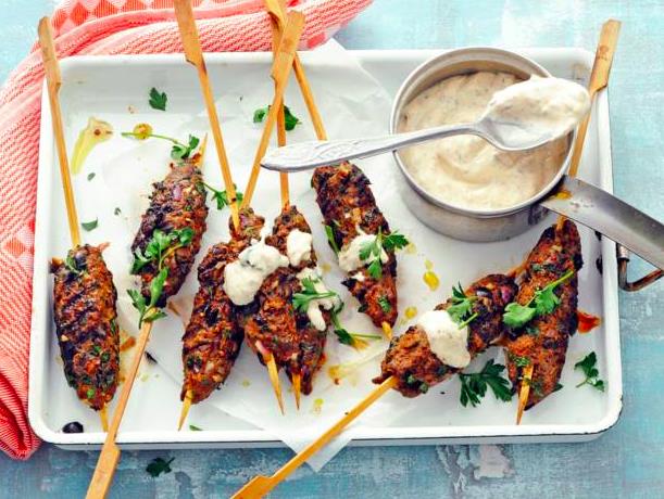 Gehaktspiesen met ras el hanout en yoghurtdip